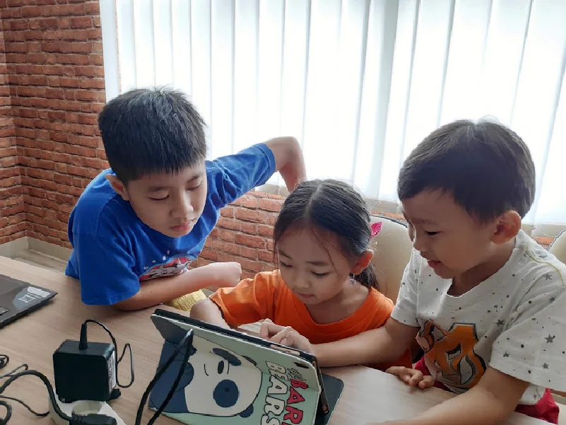 StarLab students working together with a classroom robot