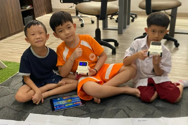StarLab students with classroom robotics projects